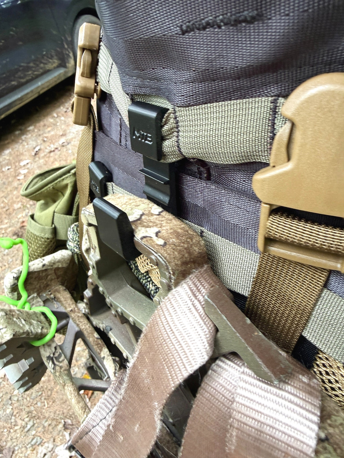 SC3 platform hook carrying a saddle hunting platform